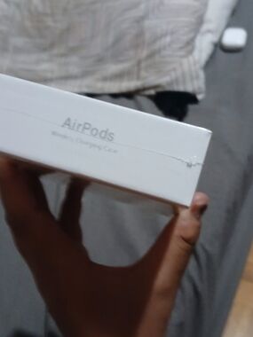 Apple AirPods Wireless Charging Case - White